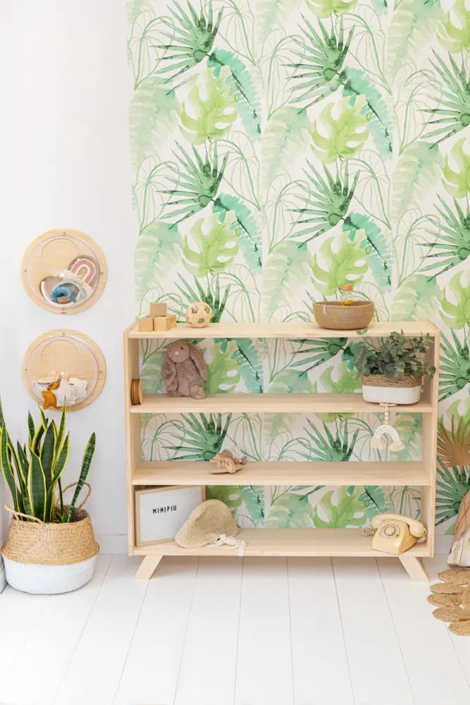 Estantería de madera natural con tres estantes, decorada con plantas y elementos de estilo escandinavo.