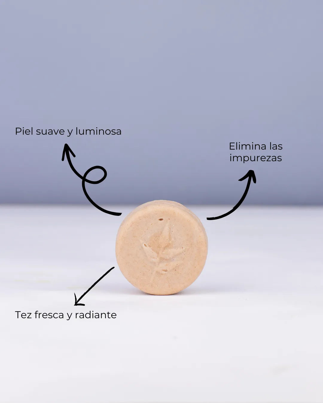 Exfoliante sólido facial Grace de Banbu, de tono beige, con relieve de hoja y texto sobre sus beneficios.