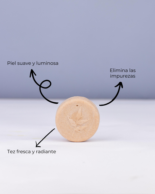 Exfoliante sólido facial Grace de Banbu, de tono beige, con relieve de hoja y texto sobre sus beneficios.