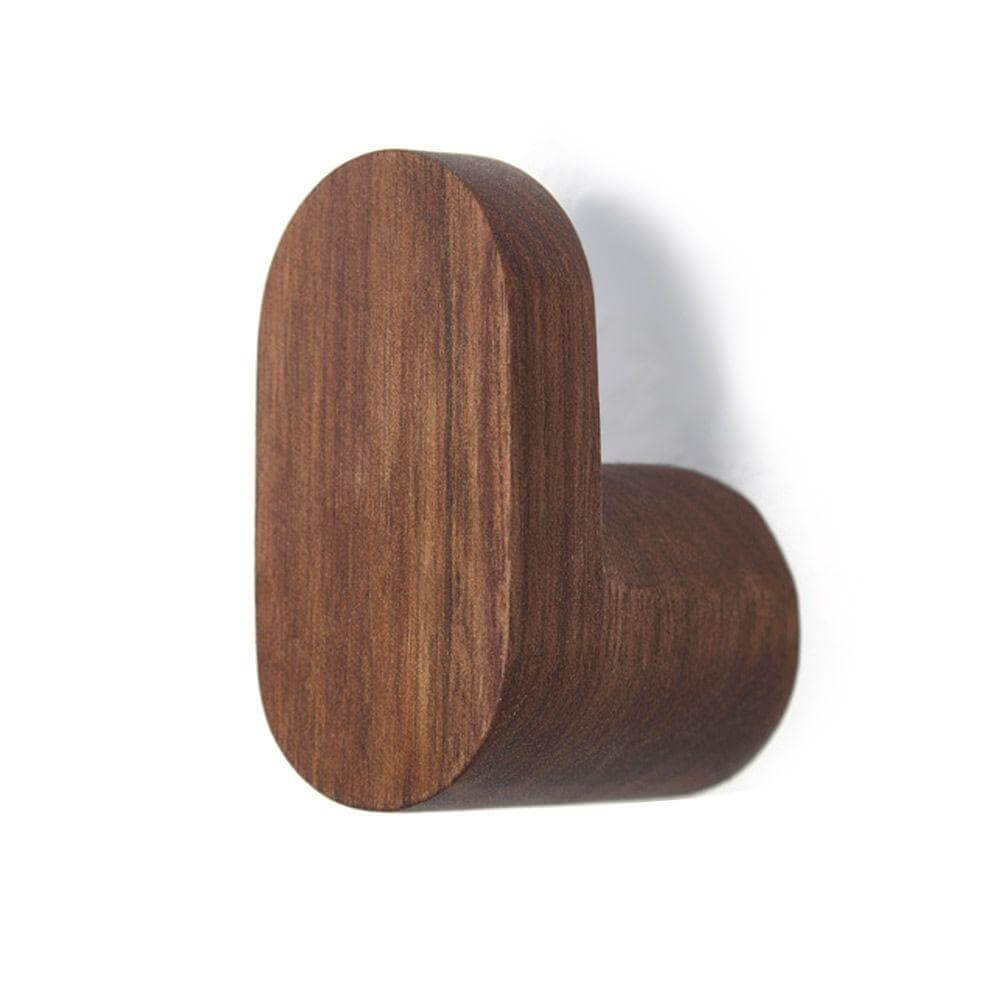 Percha de pared minimalista en madera oscura con vetas naturales, de forma ovalada y diseño moderno y funcional.
