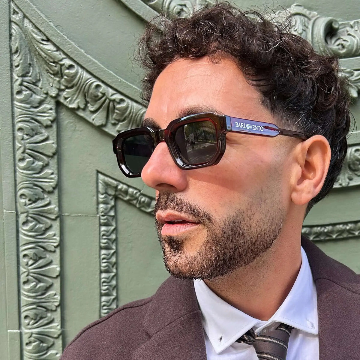 Gafas de sol rectangulares en acetato rojo oscuro traslúcido con cristales oscuros, estilo moderno y elegante.