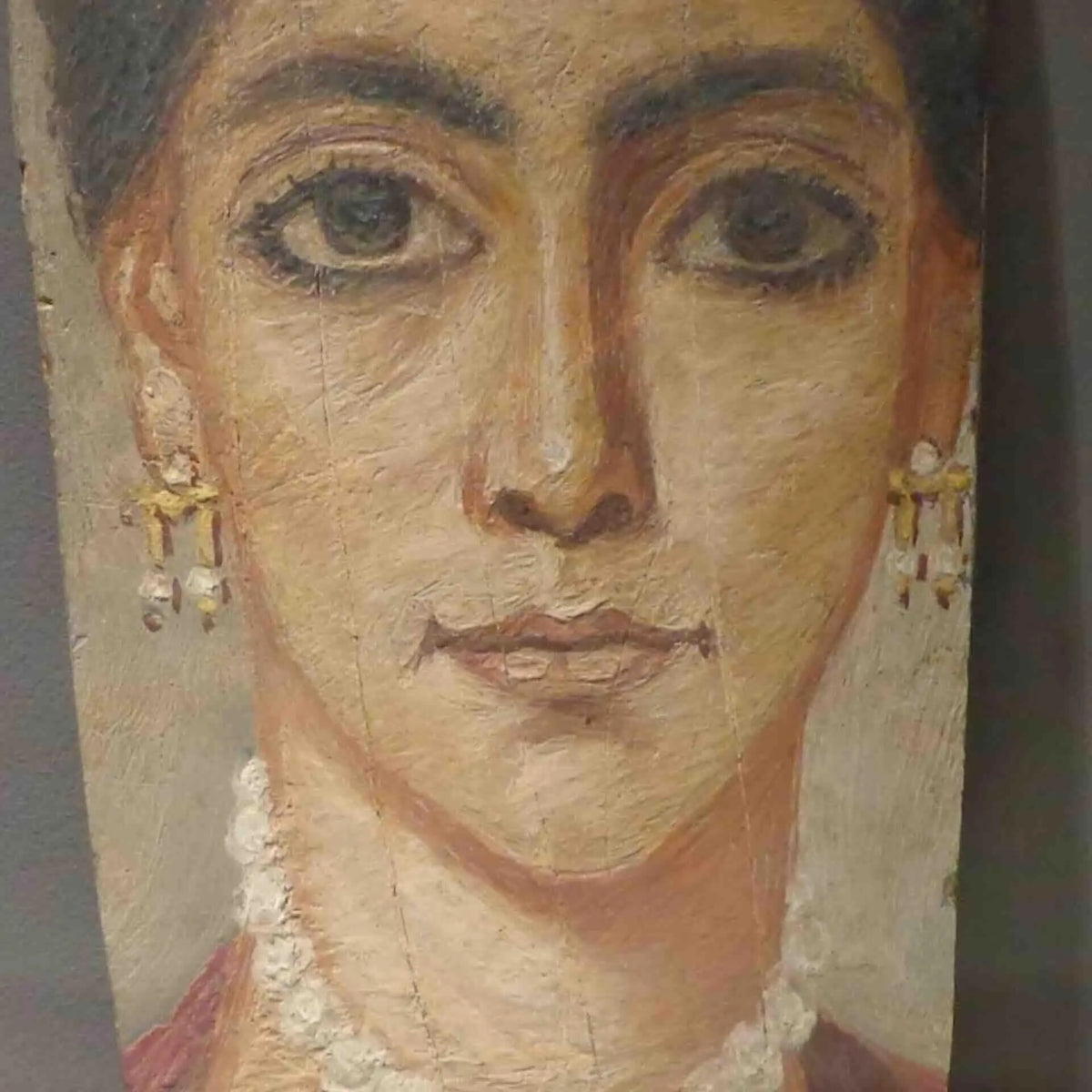 Retrato en madera de mujer con blusa roja, pendientes dorados y collar de perlas, estilo artístico clásico.