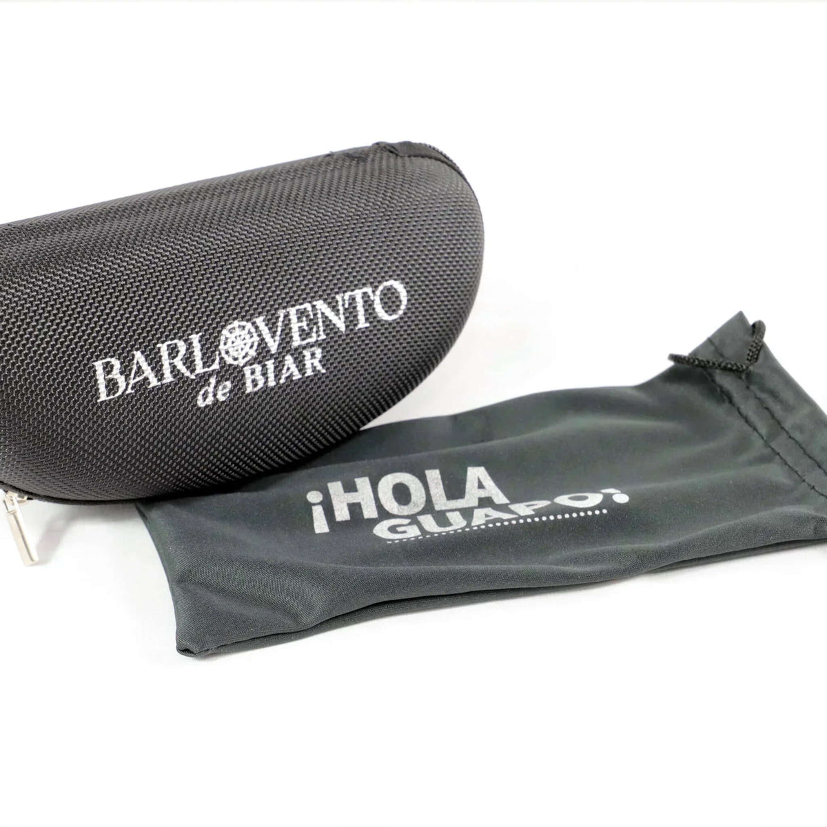 Estuche rígido negro con cremallera y funda de tela suave para guardar gafas de sol sobre fondo blanco.