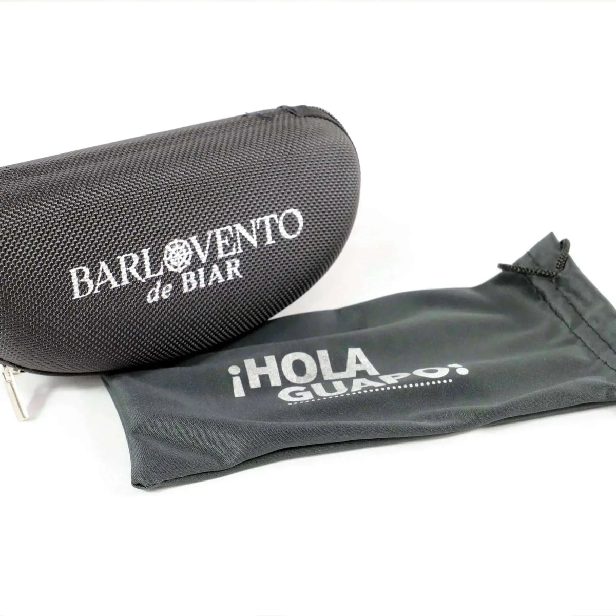Estuche rígido negro con textura rugosa y funda de tela suave para gafas de sol, sobre fondo blanco.