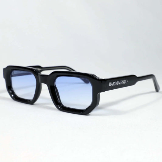 Gafas de sol negras de estilo rectangular con montura gruesa de acetato y lentes en tono azul claro degradado.