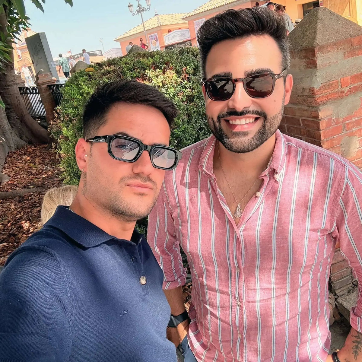 Gafas de sol con montura cuadrada negra de acetato y cristales tintados en azul oscuro, diseño moderno y elegante.