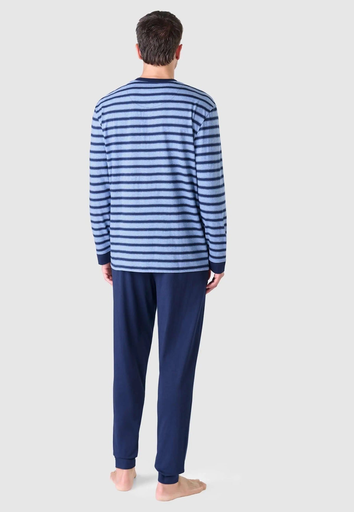 Pijama de hombre azul: camiseta de manga larga a rayas horizontales y pantalón largo liso con puños. Vista trasera.