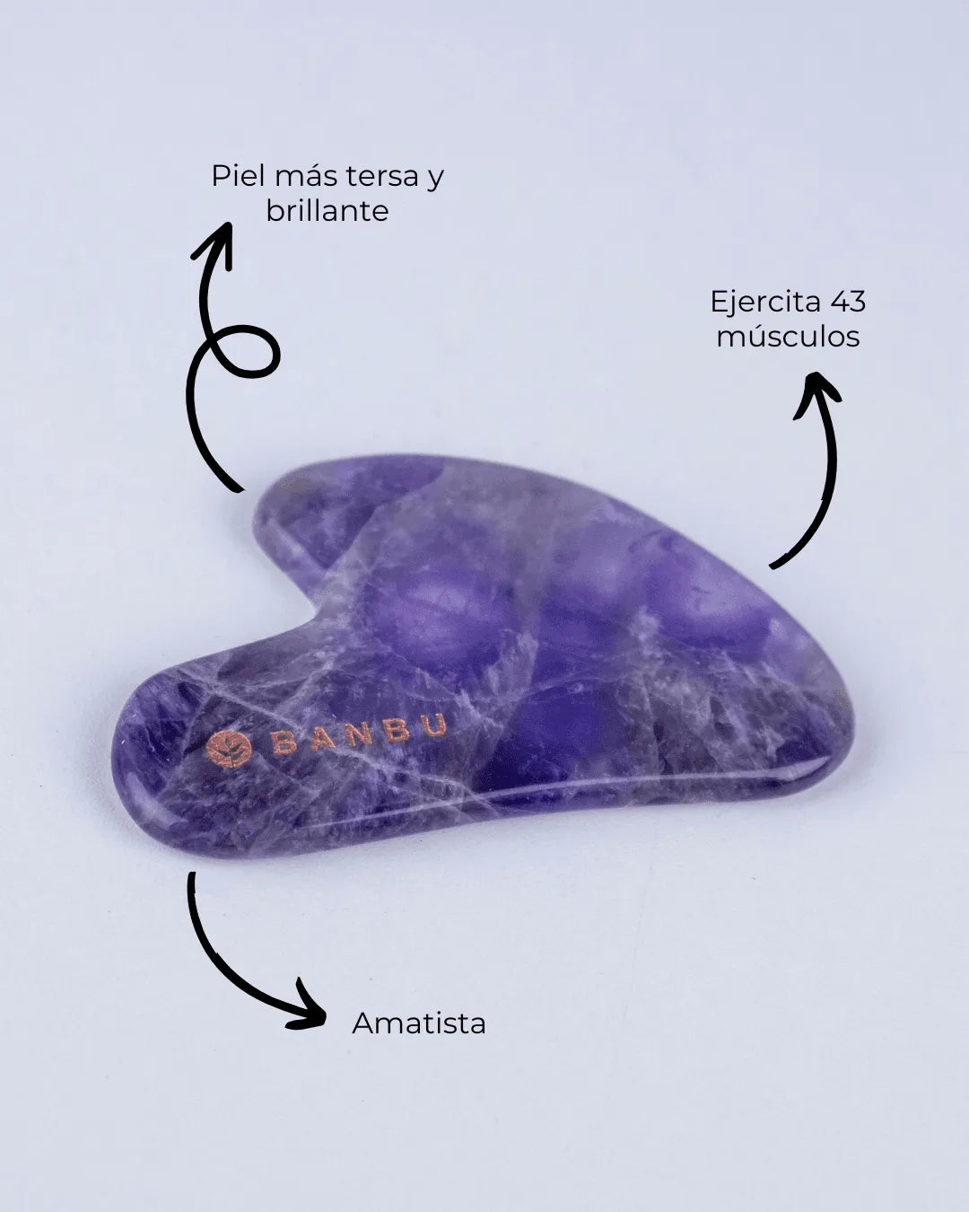 Gua Sha de amatista morada de BANBU con forma de corazón, superficie lisa y brillante sobre fondo blanco.