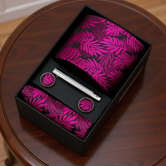 Conjunto de corbata floral magenta con pañuelo, gemelos y pasador en caja, diseño de helechos rosados.