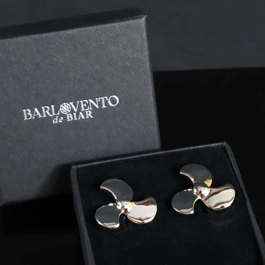 Gemelos de camisa plateados con forma de hélice de barco, acabado pulido brillante, presentados en caja de regalo negra.