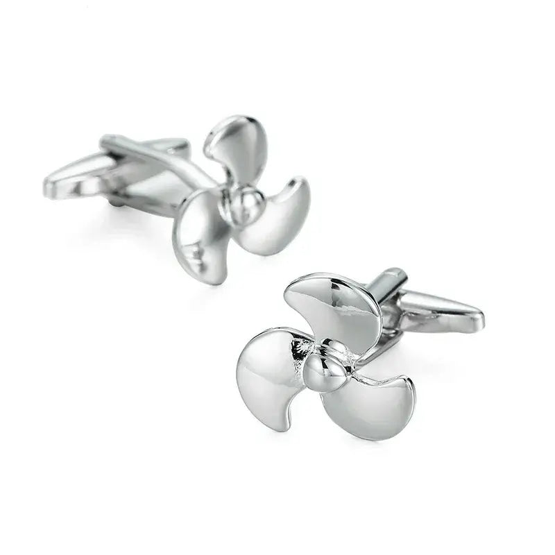 Gemelos para camisa de metal plateado brillante con diseño de hélice de barco de tres palas, estilo elegante y náutico.