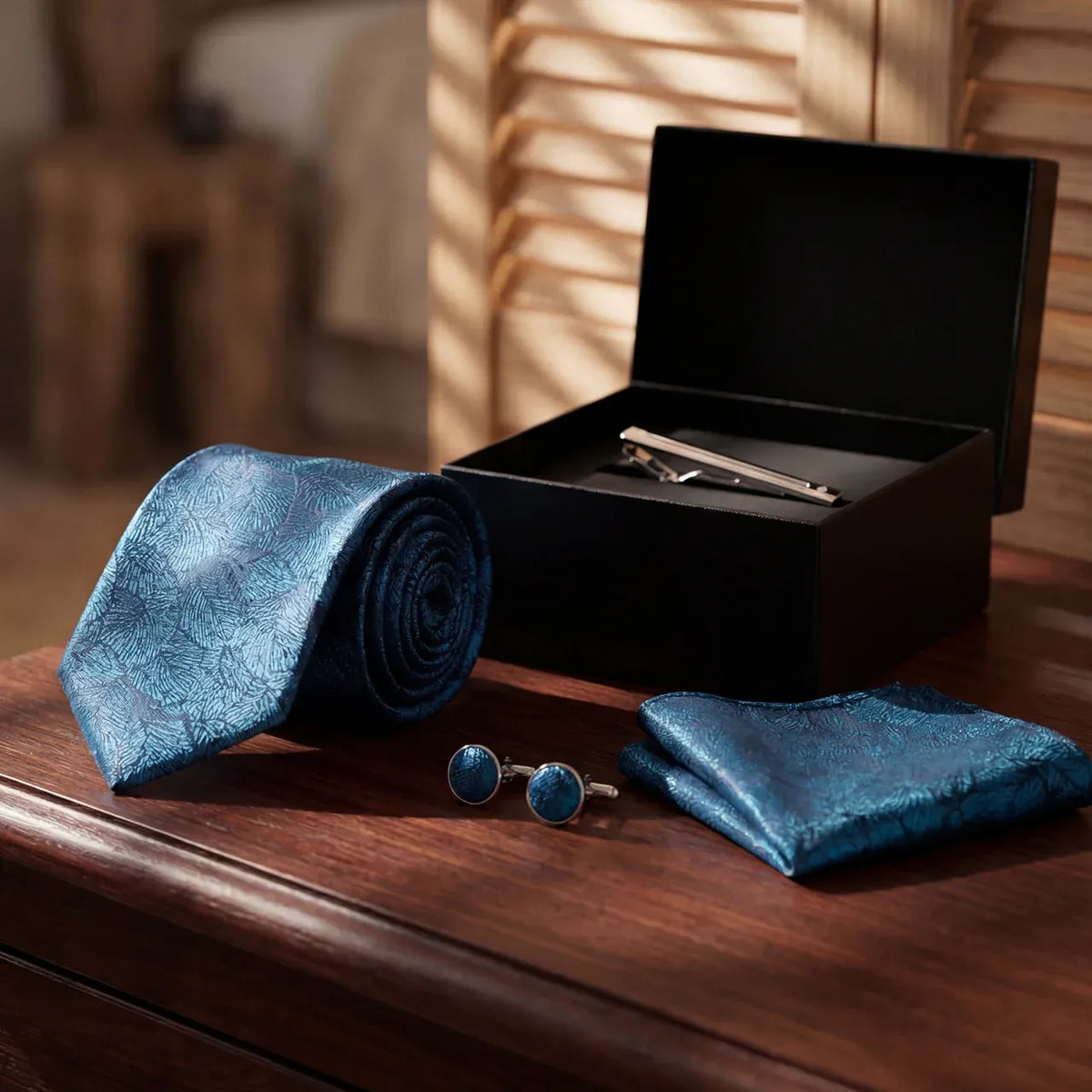Hojas azules · conjunto de corbata natural con pañuelo, gemelos y pasador