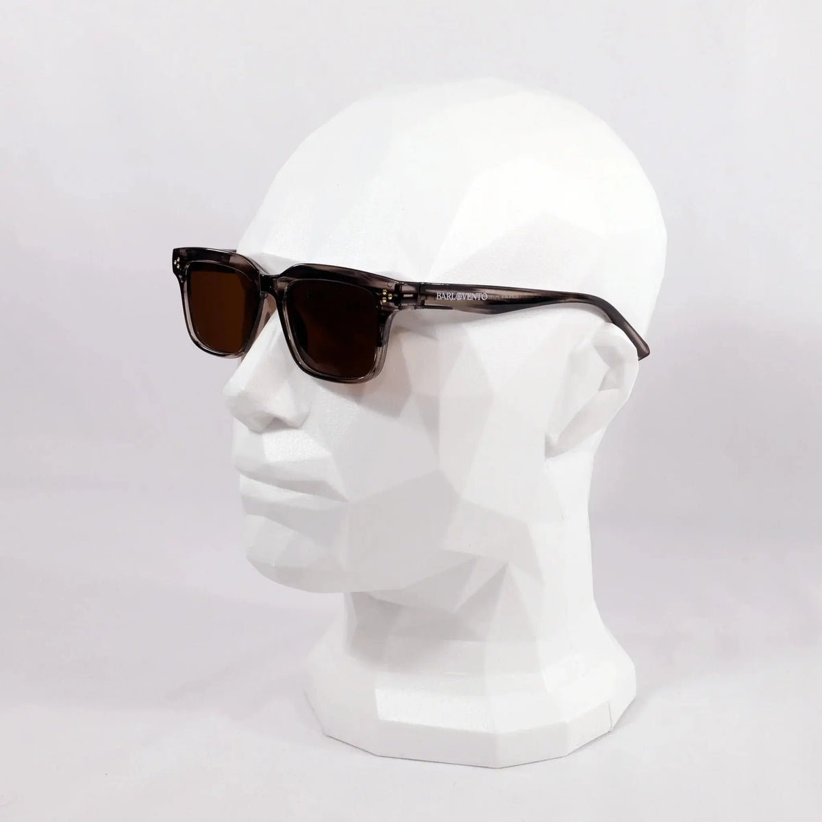 Illetes · gafas de sol de color marrón grisáceo cristalino con lentes marrones