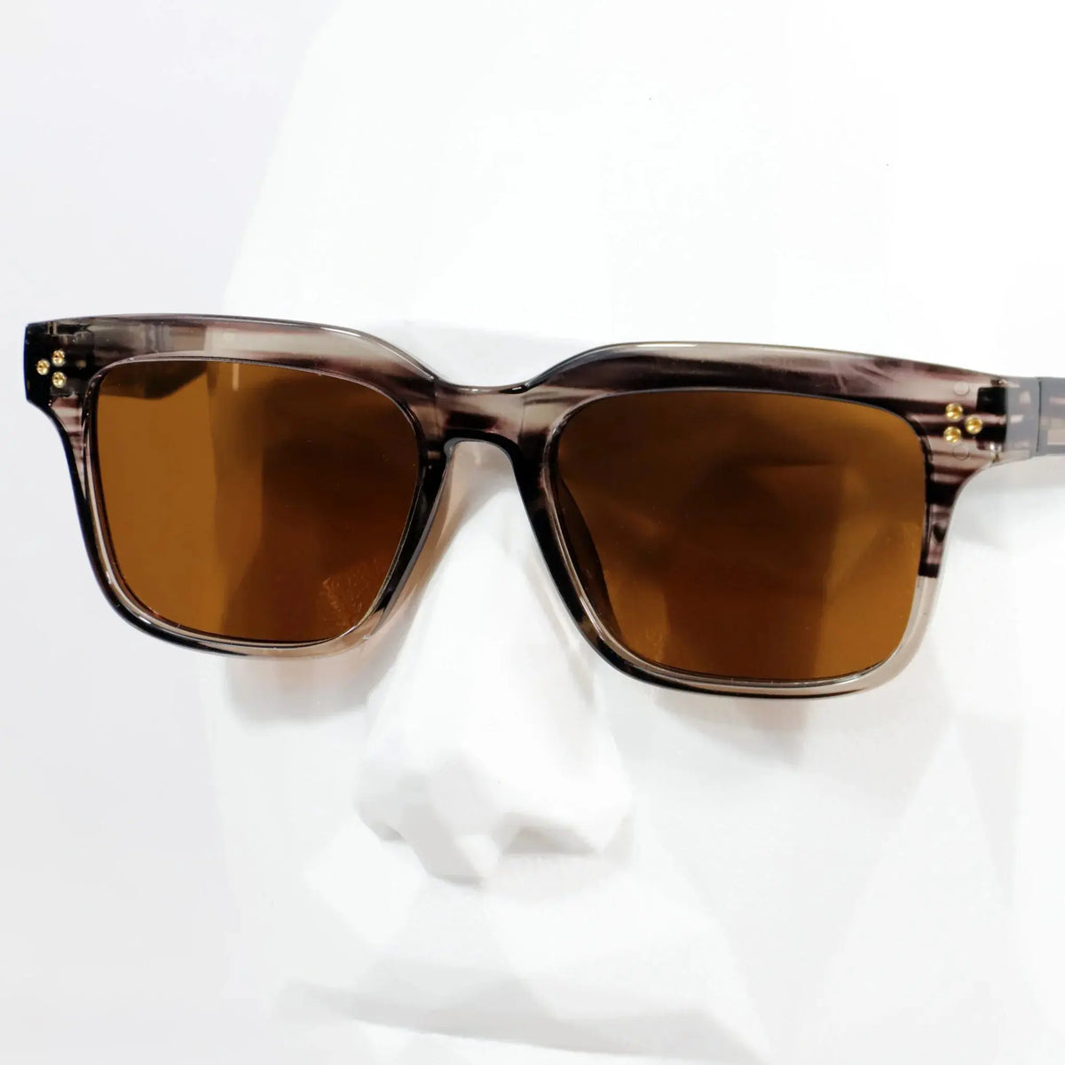 Illetes · gafas de sol de color marrón grisáceo cristalino con lentes marrones