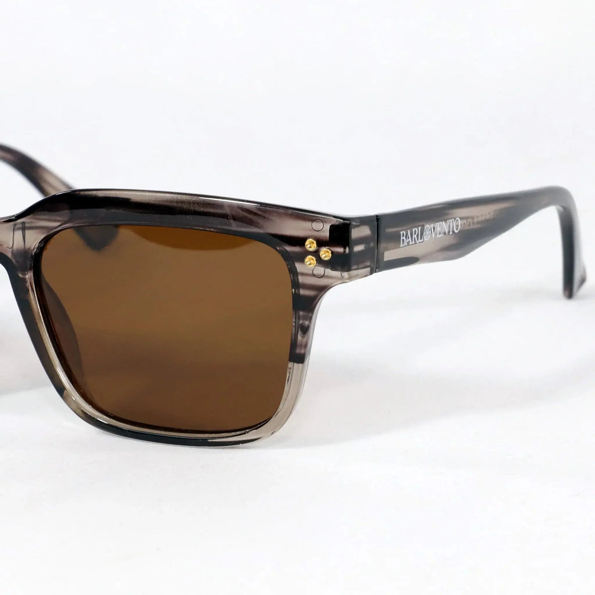 Illetes · gafas de sol de color marrón grisáceo cristalino con lentes marrones
