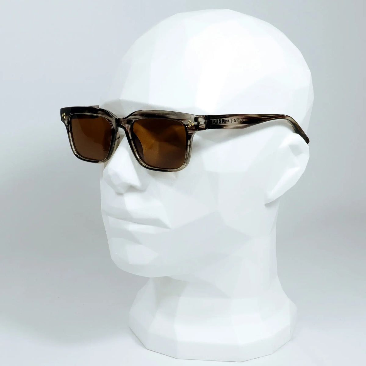 Illetes · gafas de sol de color marrón grisáceo cristalino con lentes marrones