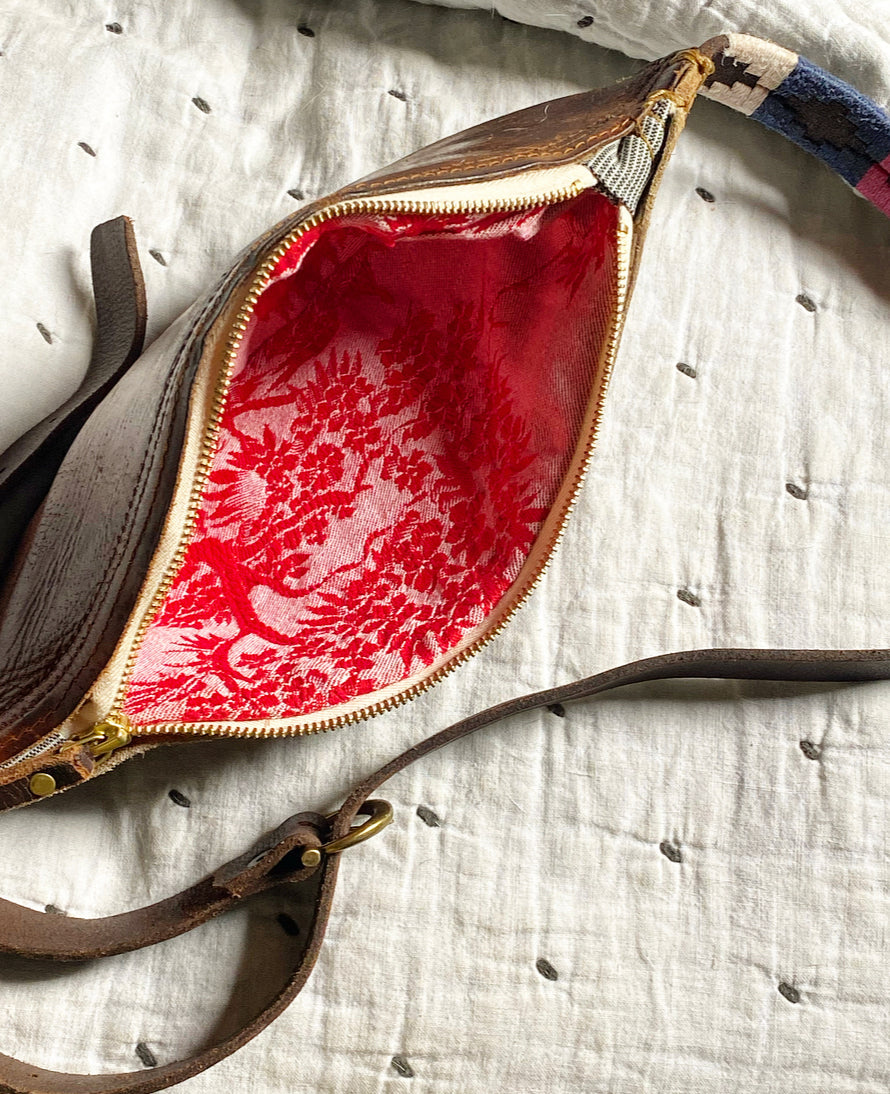 Interior view of the Bolso Riñonera Campos Vintage Roja featuring red floral lining.