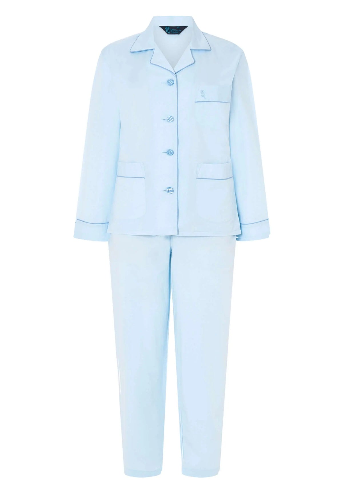 Pijama azul celeste de mujer: chaqueta abotonada con solapas, bolsillos y pantalón largo, sobre fondo blanco.