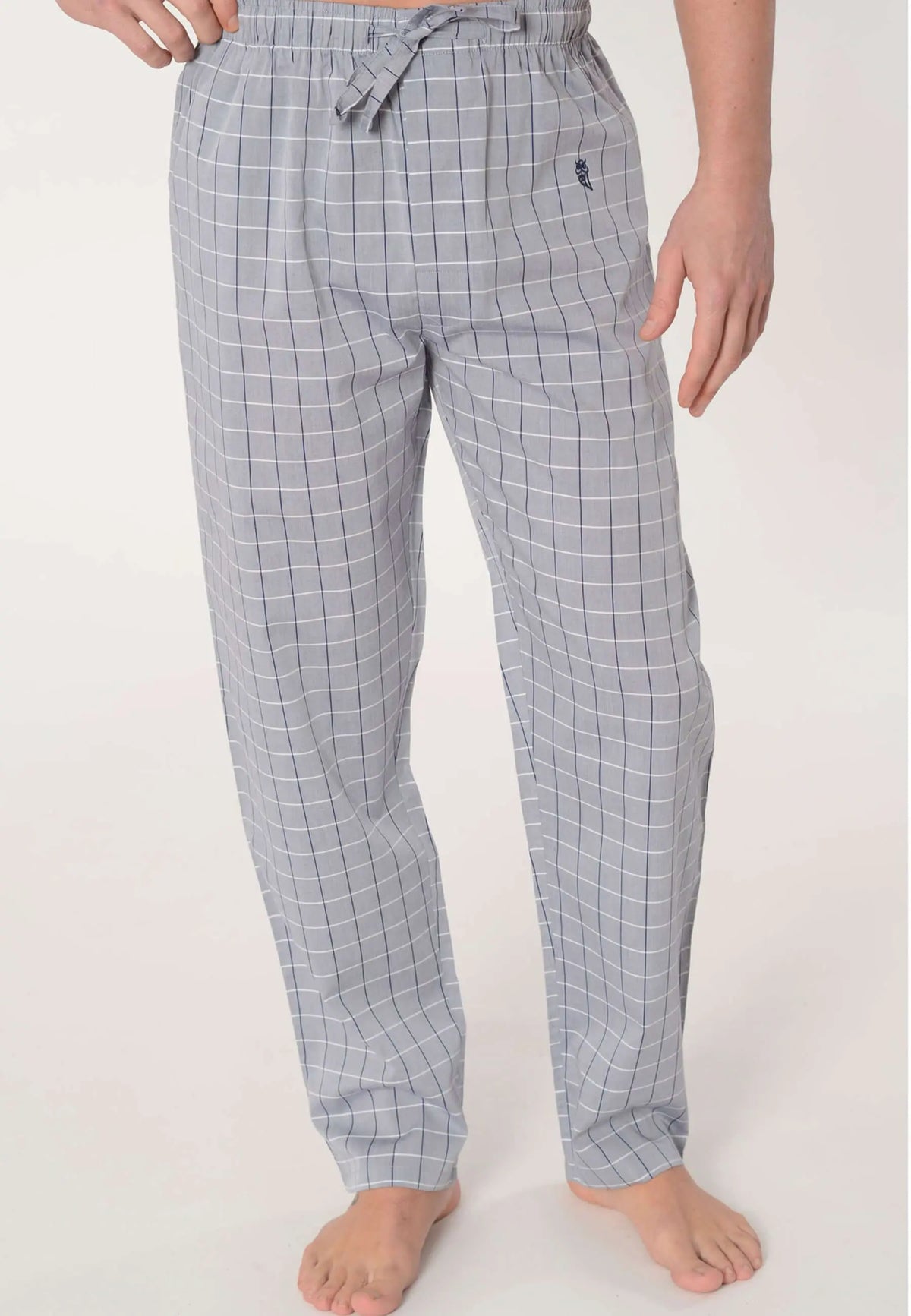 Pantalón de pijama largo para hombre de algodón, color gris con estampado de cuadros, cintura elástica y ajuste cómodo.