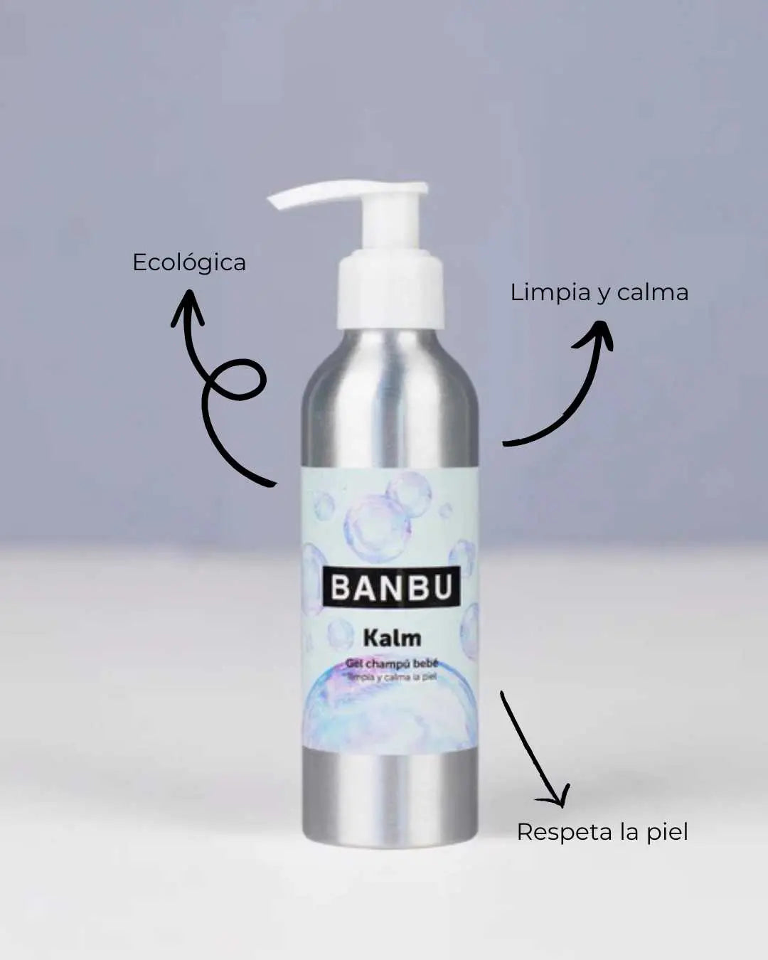 Botella de aluminio Banbu con dispensador blanco para champú y gel de bebé. Fondo gris, etiquetas con burbujas y texto.