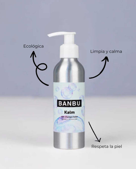 Botella de aluminio Banbu con dispensador blanco para champú y gel de bebé. Fondo gris, etiquetas con burbujas y texto.