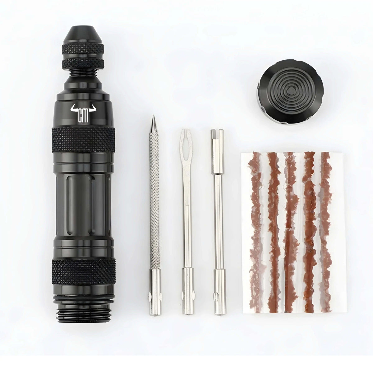 Kit de reparación de pinchazos ChuchesMoto: herramienta de metal negro, accesorios de acero y tiras adhesivas marrones.
