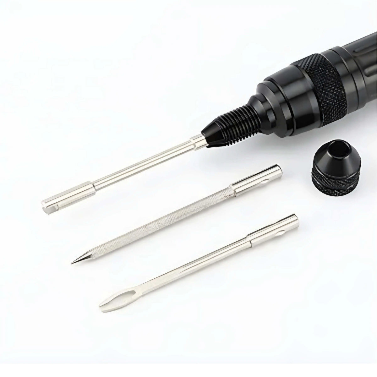 Kit reparapinchazos ChuchesMoto: mango negro de aluminio y tres puntas metálicas intercambiables sobre fondo blanco.