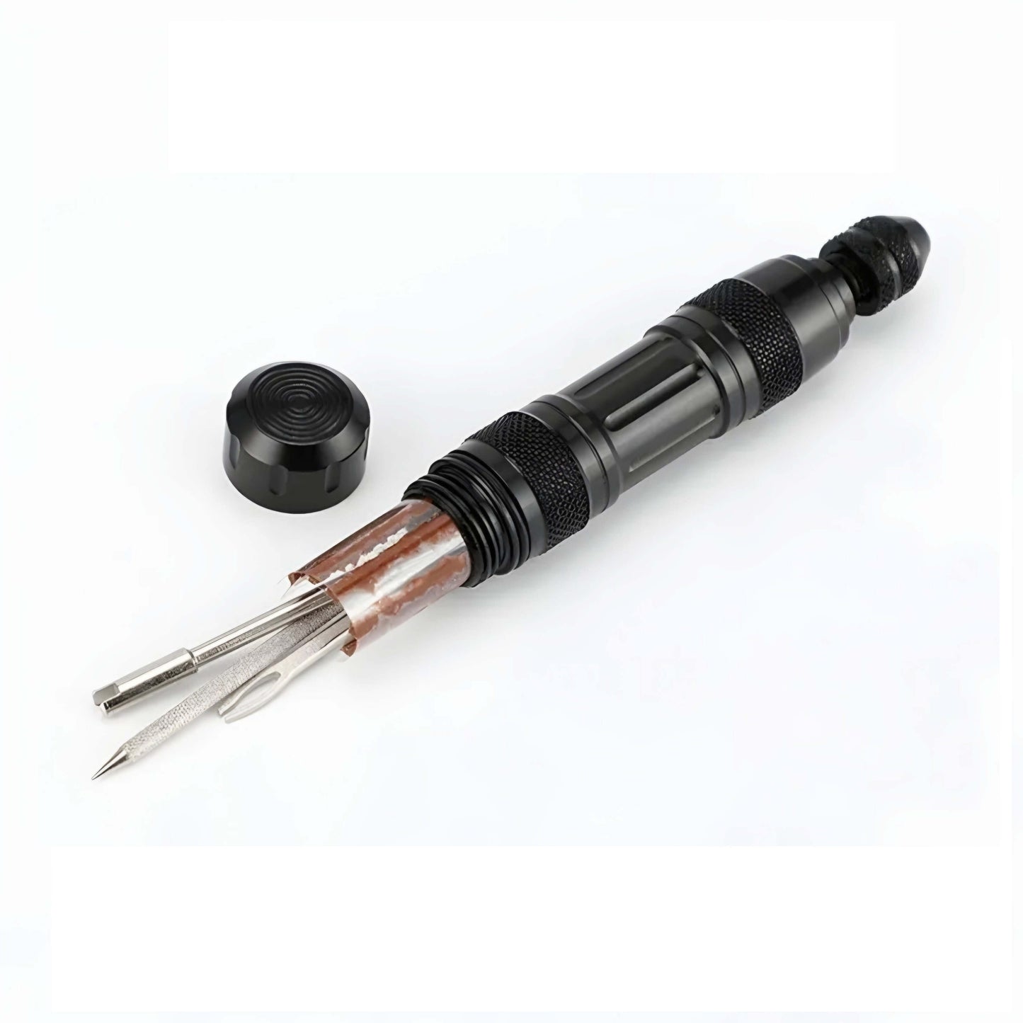 Kit reparapinchazos ChuchesMoto: herramienta metálica negra cilíndrica con accesorios internos y tapa sobre fondo blanco.