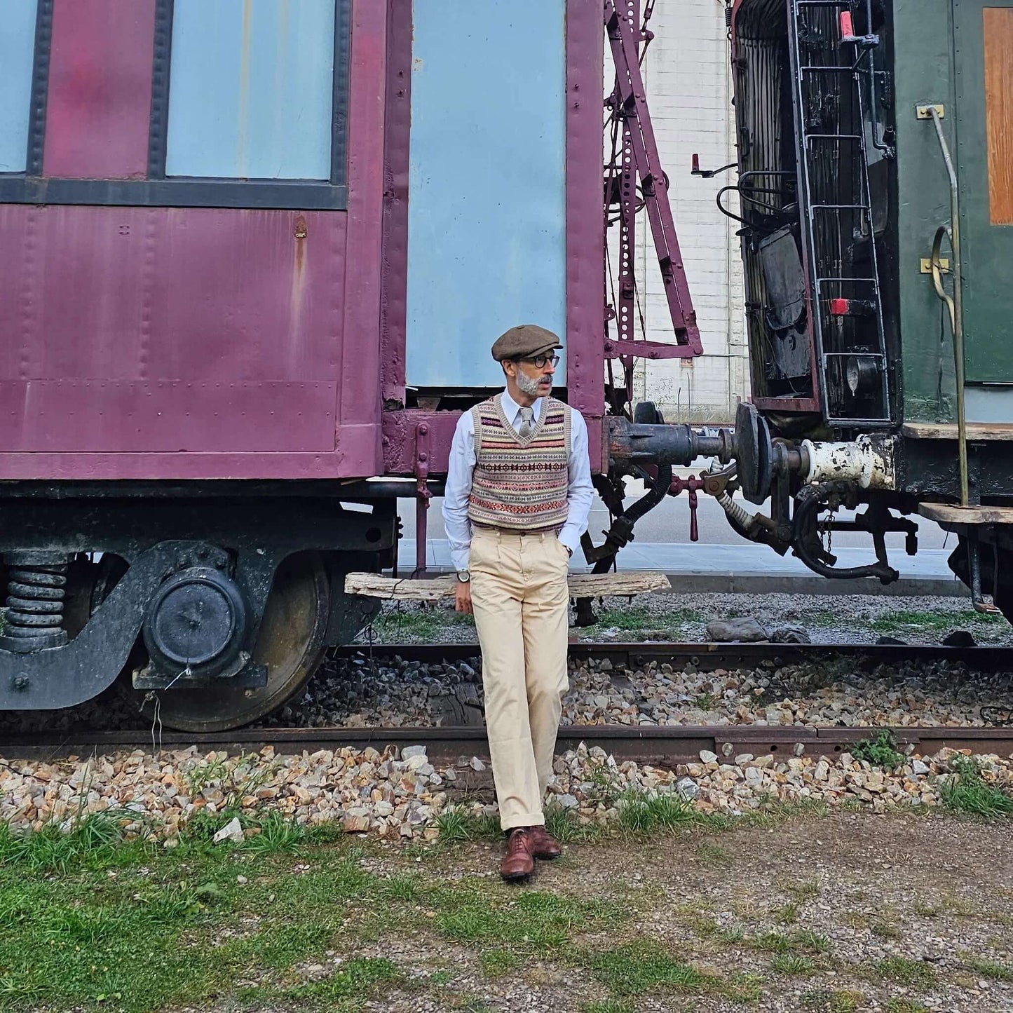 modelo masculino con Corbata de lana beige Laponia hecha a mano