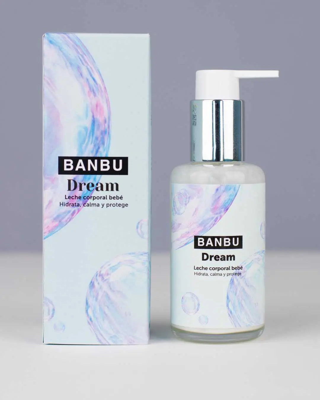 Leche corporal Banbu Dream para bebé: frasco dosificador y caja en tonos azul pastel con diseño de burbujas.