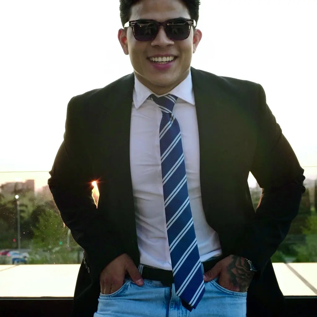 Londres · corbata azul con rayas blancas