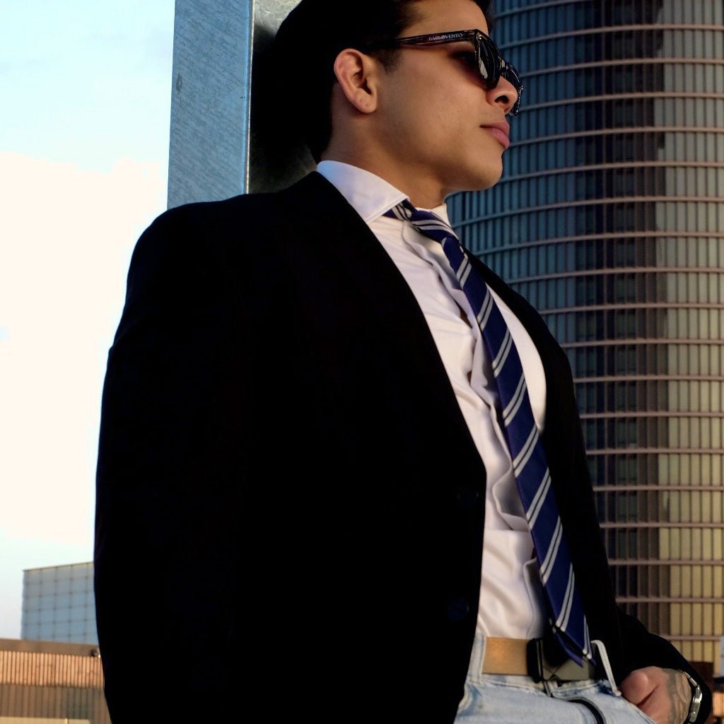 Londres · corbata azul con rayas blancas