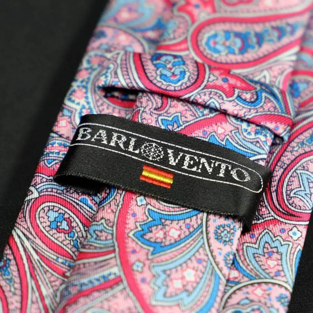 Corbata de seda con estampado paisley elegante en tonos rosa y azul sobre fondo satinado.