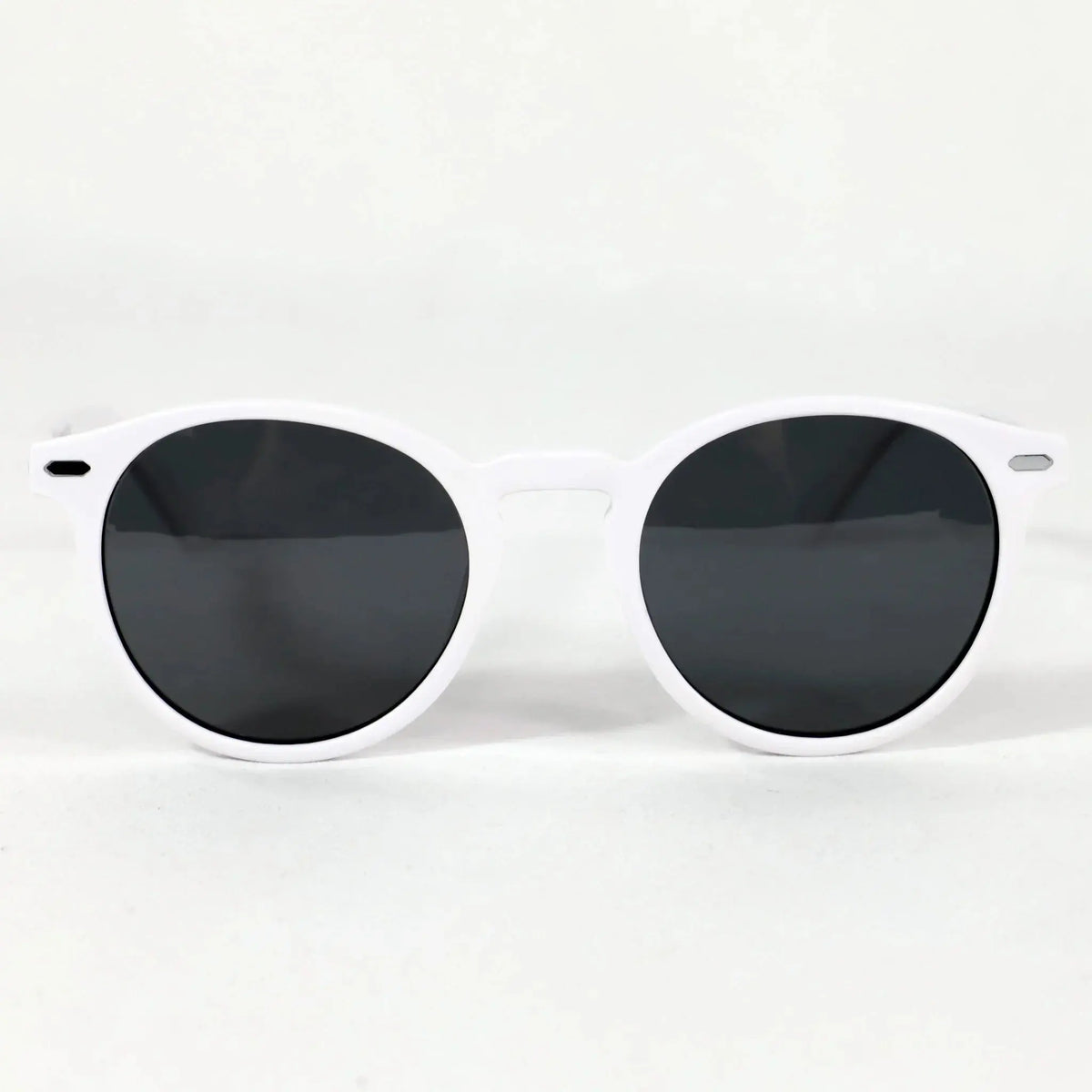 Macarella · gafas de sol redondas blancas con lentes grises