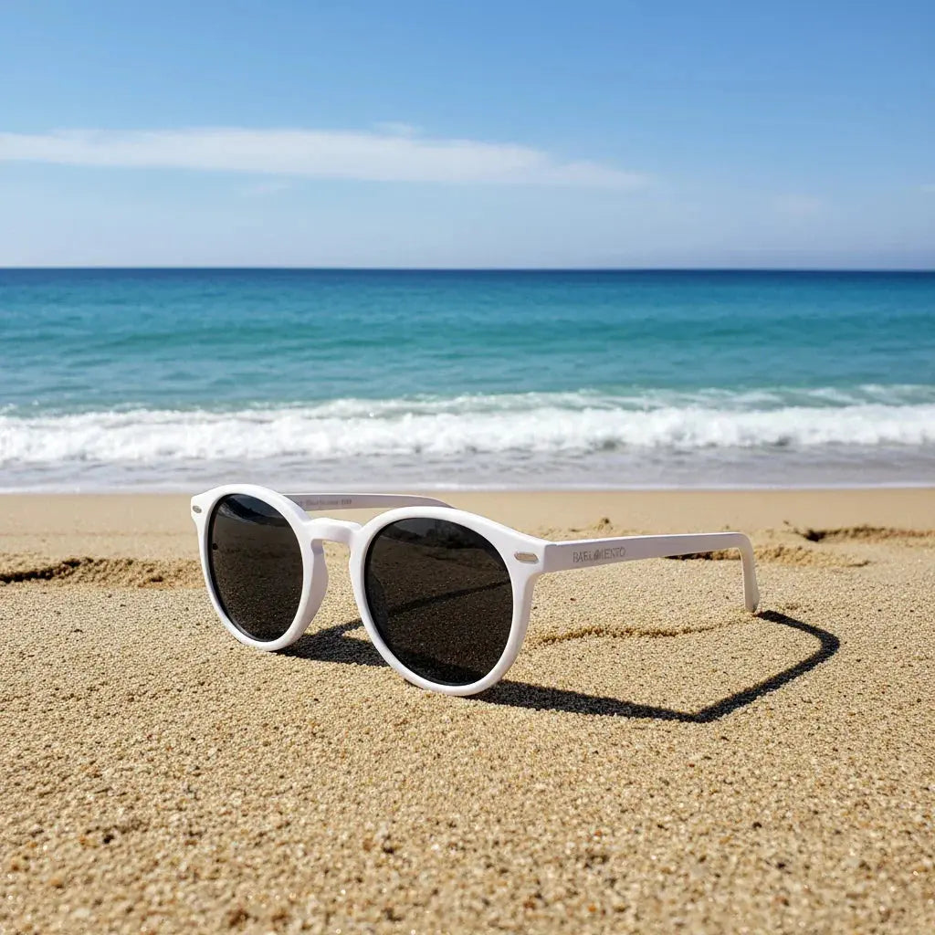 Macarella · gafas de sol redondas blancas con lentes grises