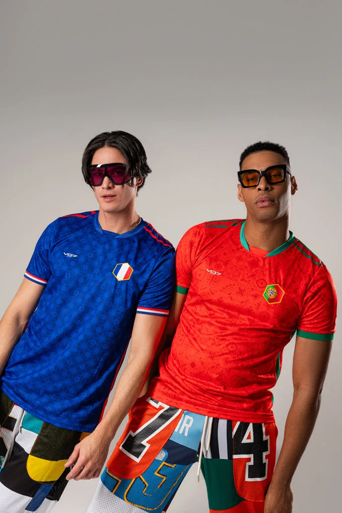 Maillot VO7 rouge à motifs subtils, logo et écusson du Portugal, col et bords de manches verts, porté avec style.