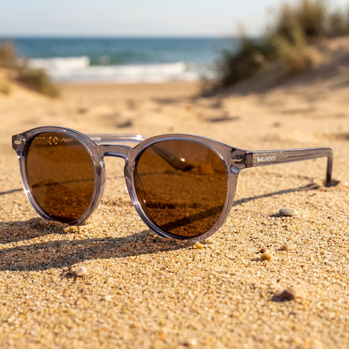 Maneli · gafas de sol redondas de color gris cristal