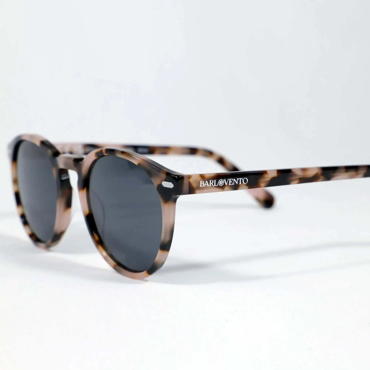 Gafas de sol redondas con montura de acrílico estampado carey en tonos marrones y beige, cristales oscuros y acabado liso.