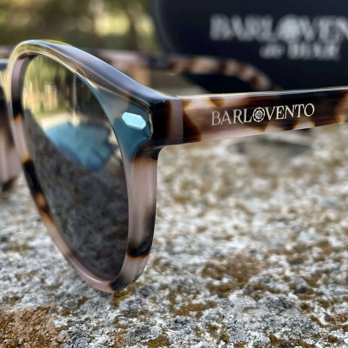 Gafas de sol redondas con montura de acrílico estampado carey en tonos marrones, acabado brillante y lentes oscuras.