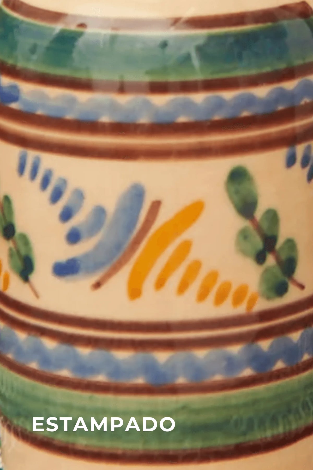 Aceitera de cerámica artesanal con motivos florales pintados a mano en tonos azul, verde y amarillo sobre fondo crema.