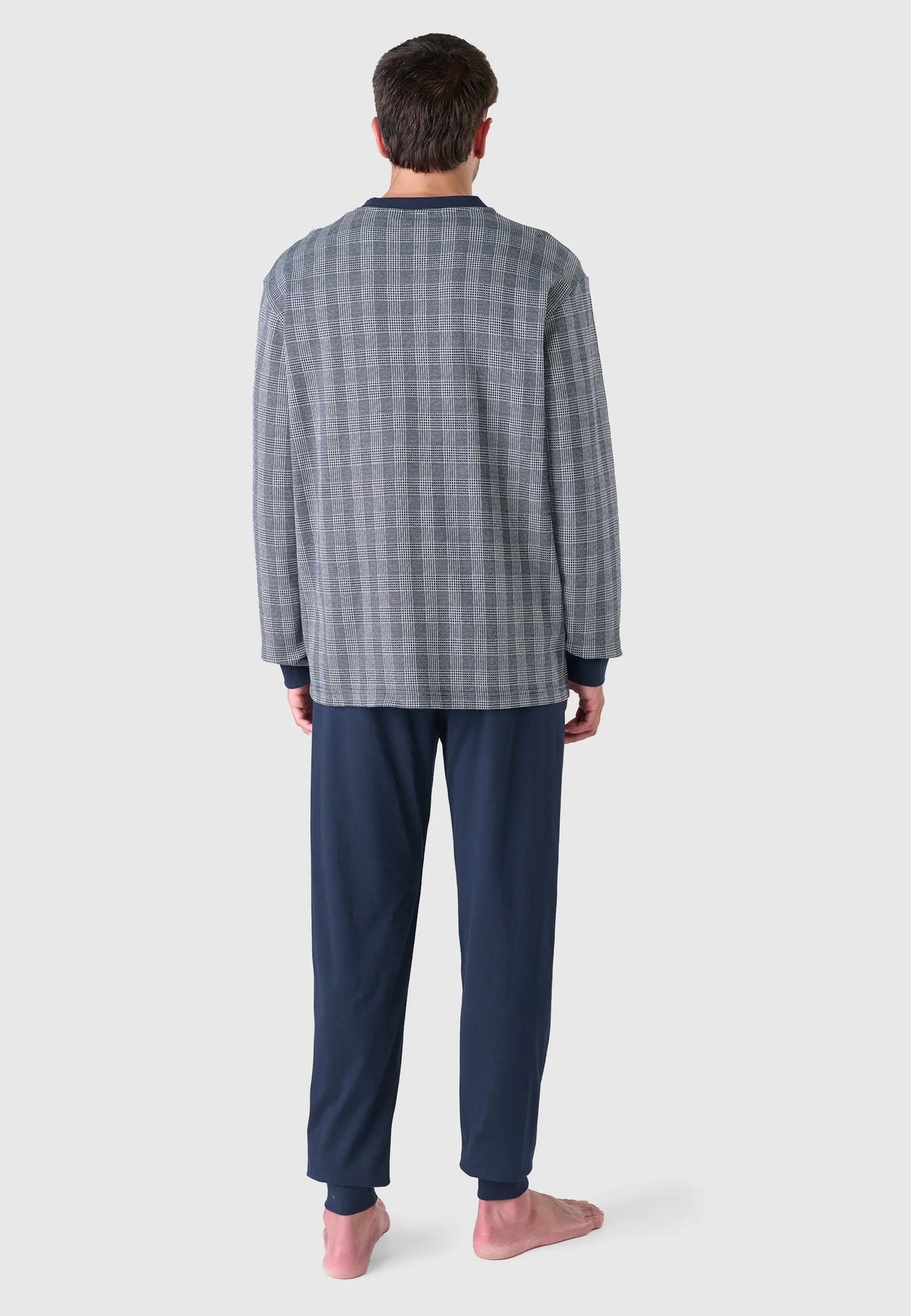 Pijama de hombre azul marino y gris de cuadros, manga larga y pantalones rectos, cómodo y elegante.