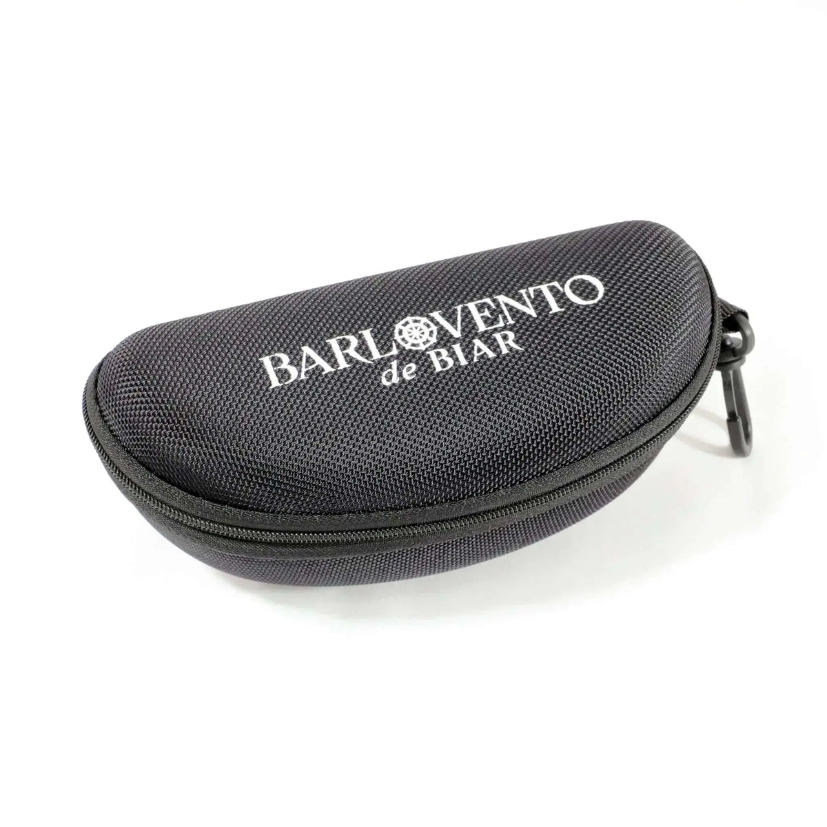Estuche rígido para gafas de sol, color negro, textura de tela, diseño compacto con cremallera y mosquetón lateral.