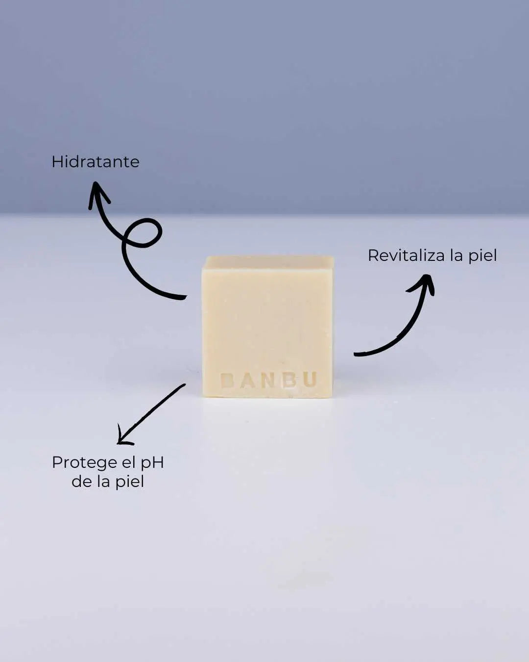 Mousse facial sólida Banbu color crema sobre fondo claro, destacando sus beneficios hidratantes y protectores.