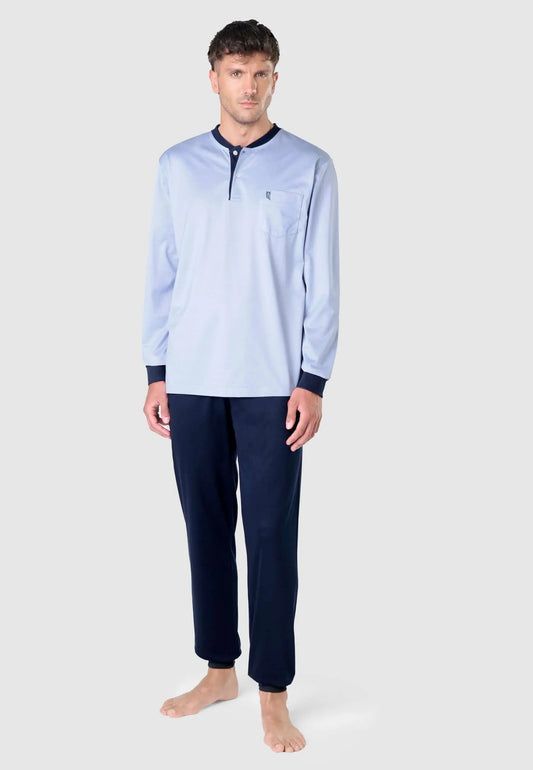Pijama de hombre azul claro y marino con tapeta de botones, bolsillo en pecho y puños, modelo de manga larga.