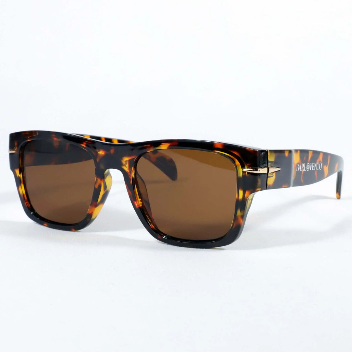 Gafas de sol retro de montura cuadrada con estampado carey y cristales oscuros sobre fondo blanco. Estilo vintage.