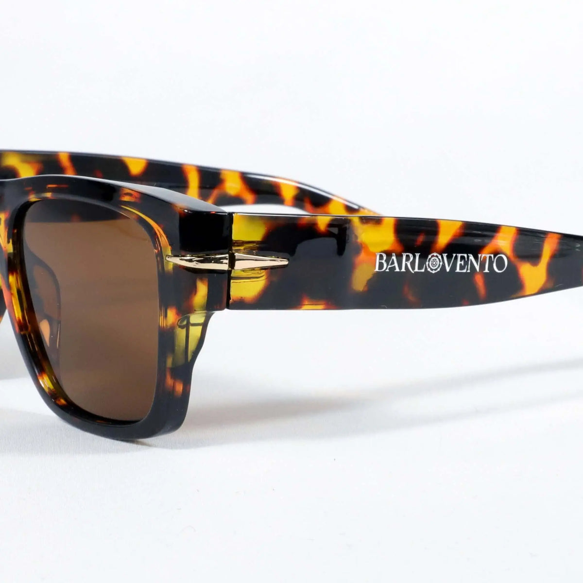 Gafas de sol estilo retro con montura de carey, acabado brillante y detalles metálicos dorados en las varillas.