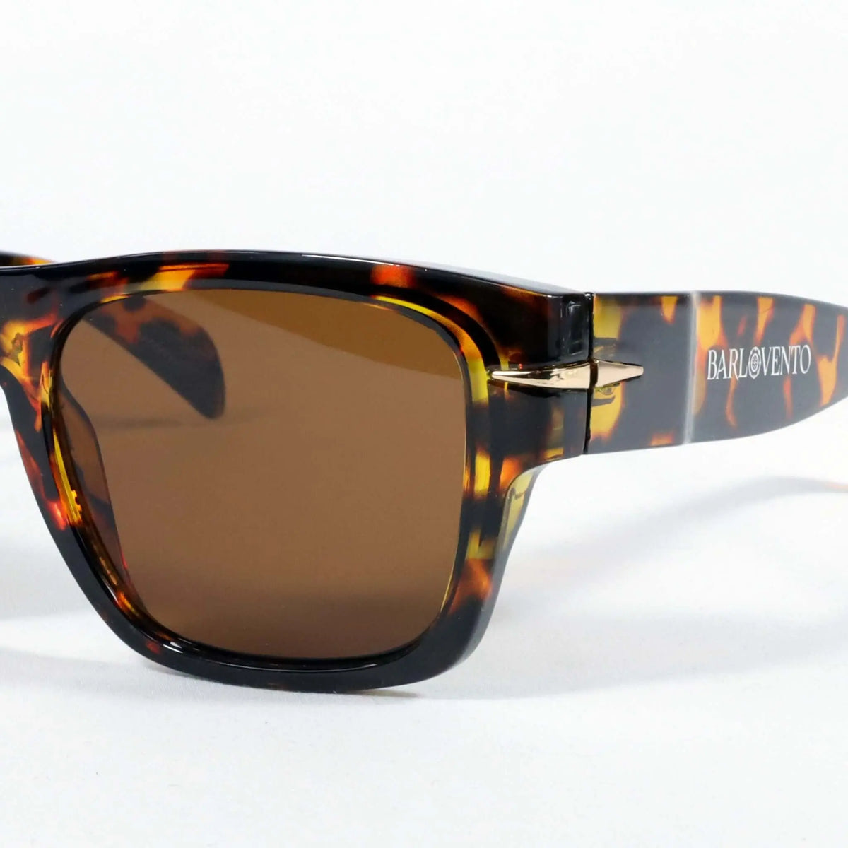 Gafas de sol unisex con montura de carey, estilo retro cuadrado y lentes color ámbar sobre fondo blanco.