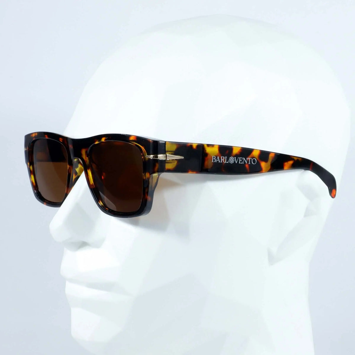Gafas de sol unisex estilo retro con montura de acetato carey, forma rectangular y cristales oscuros sobre maniquí.