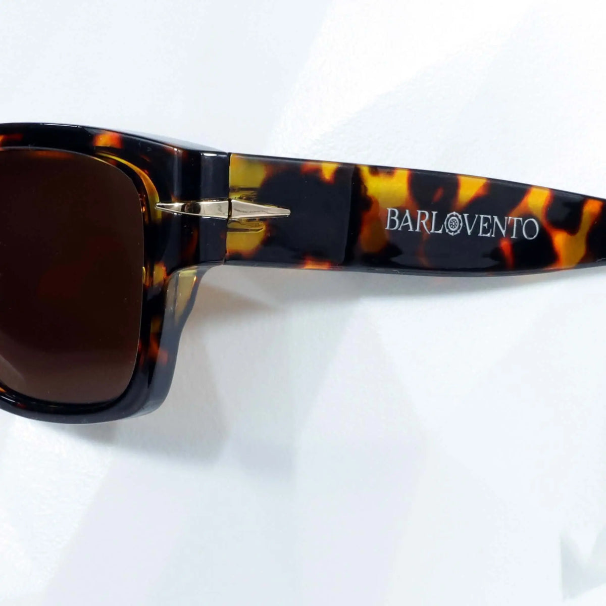 Gafas de sol retro de carey con montura de acetato brillante, lentes oscuras y detalle metálico lateral elegante.