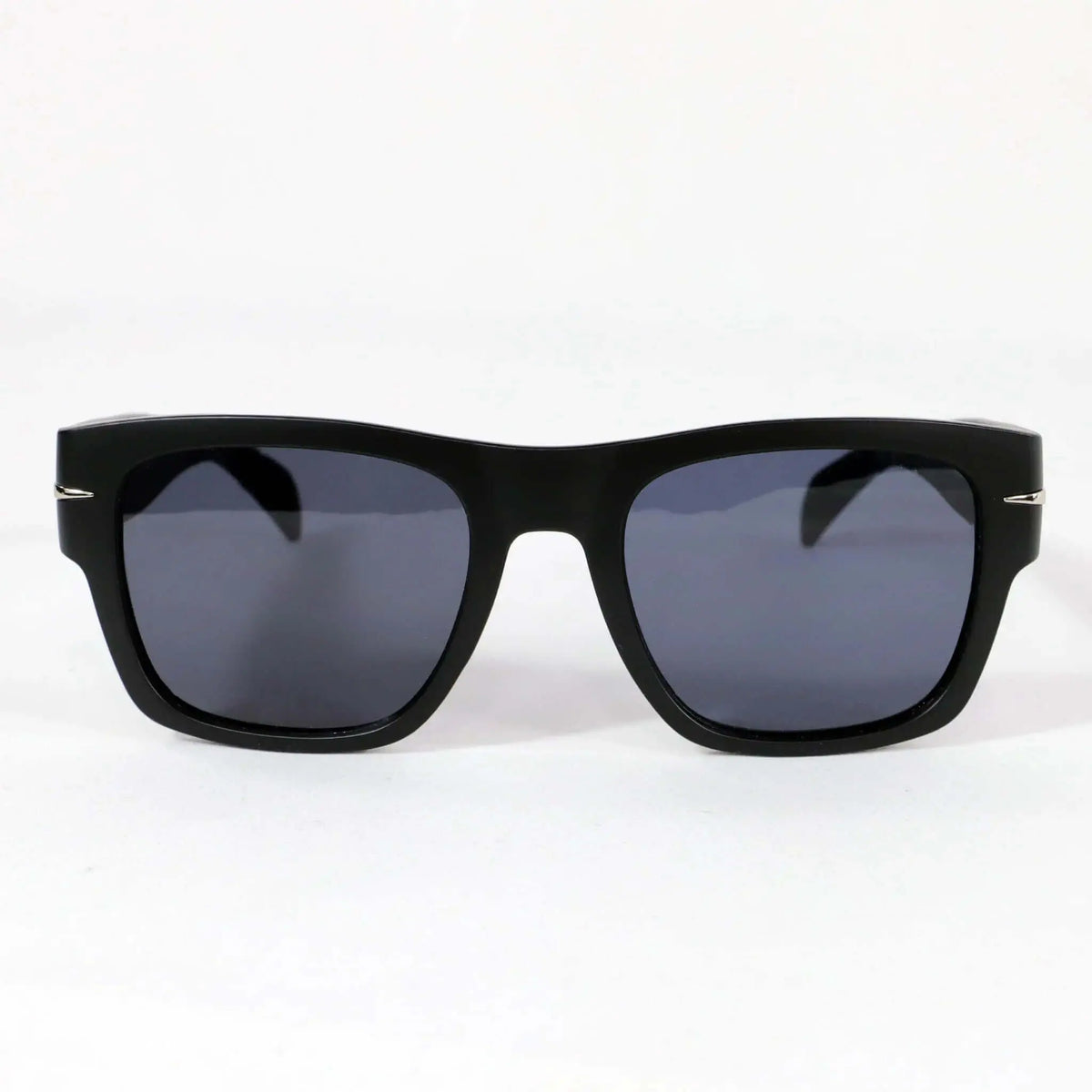 Gafas de sol cuadradas negras, acabado mate, cristales oscuros con protección UV400 y detalles metálicos en las varillas.